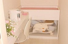 赤ちゃんをお連れのお母さまのための授乳室です。ベビーベット、ポット、ベビーチェアーなどを用意しております。